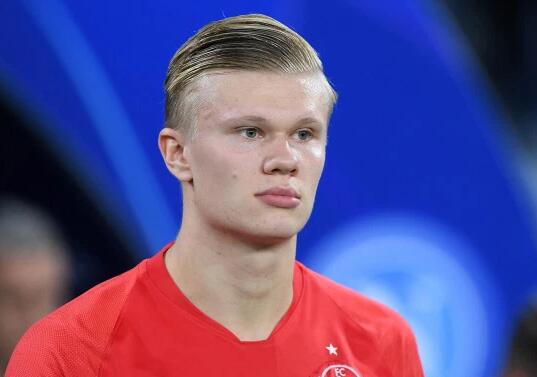 西足协前主席鲁比亚莱斯在发布会被扔鸡蛋，试图回击但被拦住（西足协前主席鲁比亚莱斯发布会上遭掷鸡蛋，欲回击被制止）