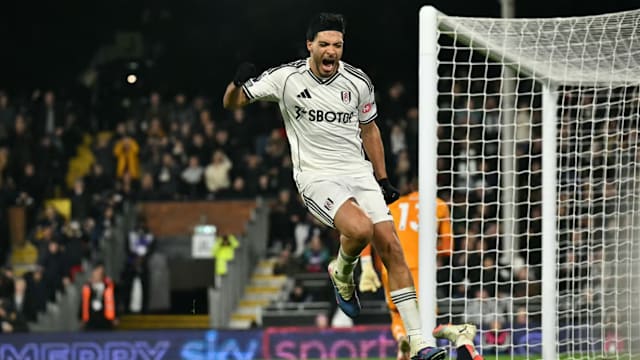 米利亚倒地后被布坎南用球近距离轰了一脚，骂布坎南后遭直红（米利亚倒地遭布坎南近距离用球猛射，辱骂对手后被直接红牌罚下）