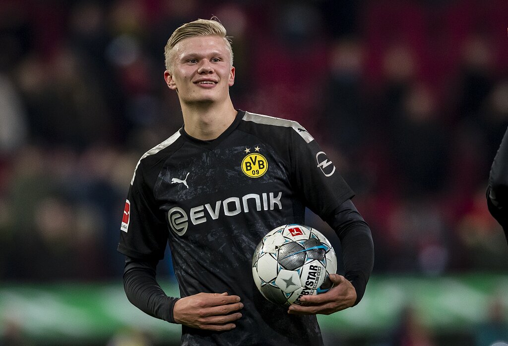 英媒：曼联准备以3000万英镑的价格出售霍伊伦（英媒称曼联愿以3000万英镑出售霍伊伦）