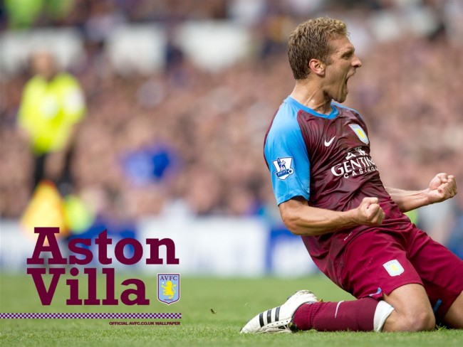 内马尔从中场跑回禁区开门球，结果队友直接开大脚让他无语（内马尔自中场折返准备主罚球门球，队友却一脚大脚解围令其无语）