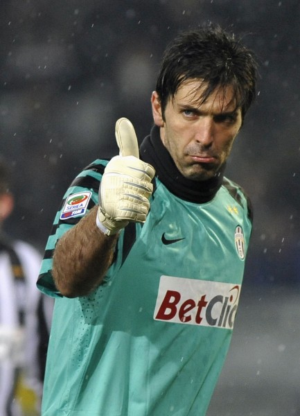 布朗本赛季第13次砍下30+，上赛季含季后赛仅10次（布朗本季30+已达13场，上季含季后赛才10场）