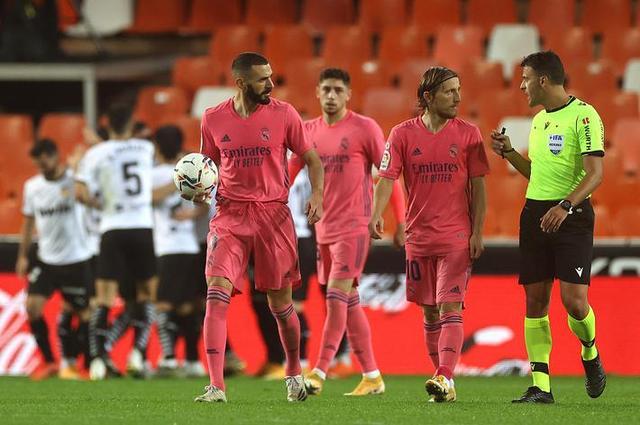 NBA杯半场：布伦森26分，猛龙次节早早祭出“砍人”战术半场52-69落后尼克斯（季中锦标赛半场：布伦森轰下26分，猛龙次节上“砍人”仍以52-69落后尼克斯）